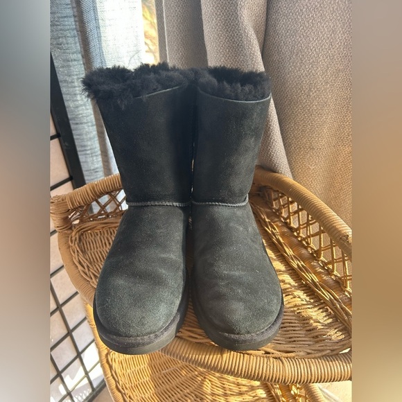 UGG Bailey Bow Uggs! Like new, bottoms show almost no wear. Great condition S/7 - Picture 4 of 7